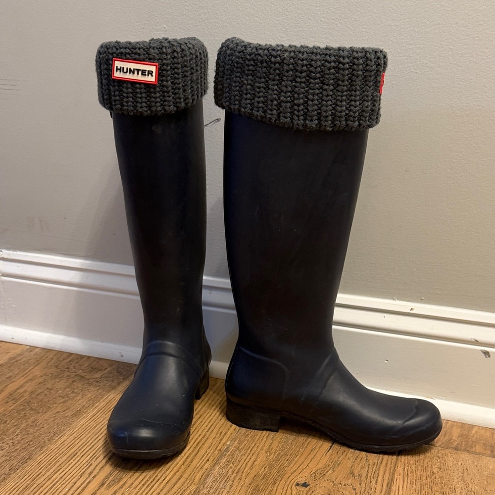 Hunter Women's Navy Rain Boots with Gray Cuff - Picture 2 of 10